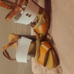 Am selling a two color, brown and white chunky heel sandal